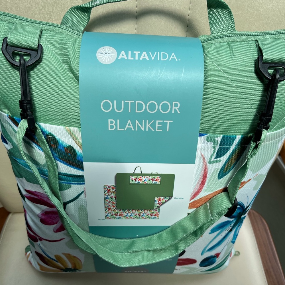 Altavida Outdoor Water Resistant Blanket - Paintly Floral Pattern - NEW
